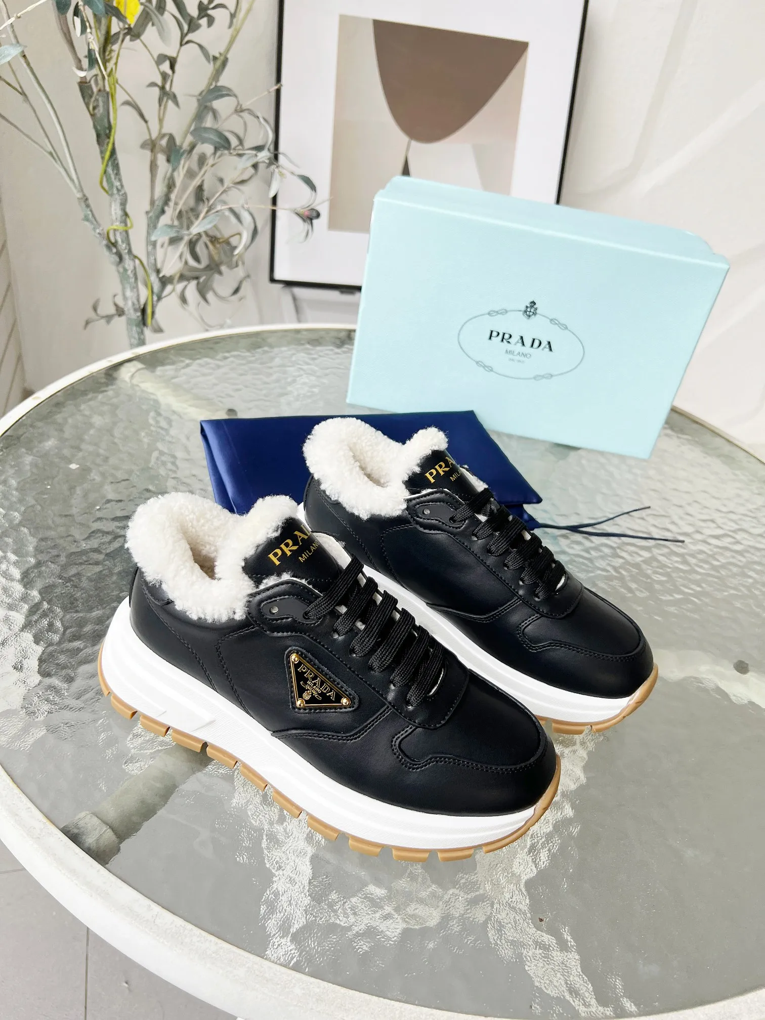 👟👟Ex-factory price 600👟👟 Prada couple model "PRADA.." upgraded version 2024 explosive model is released. , original 1:1 thick sole, fabric silk cowhide lining: sheepskin, foot weight: sheepskin, size 35--46, "Women's model 34.41 is custom-made and non-returnable, Men's model 38.45.46 is custom-made and is non-refundable, two colors black and white